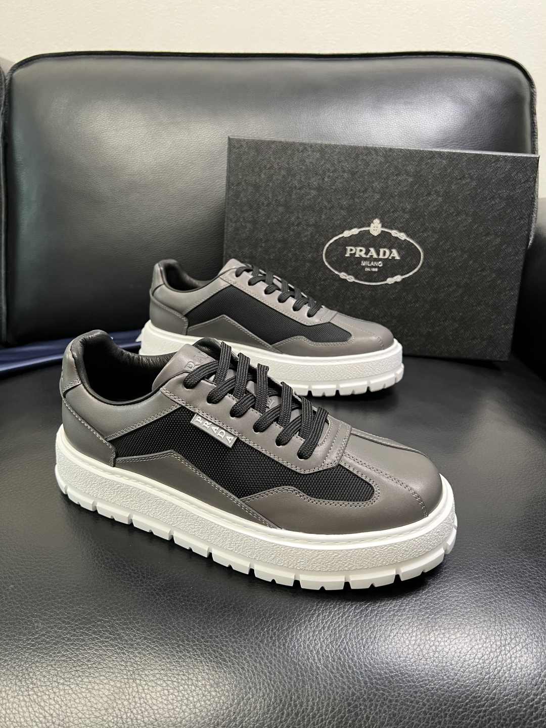 Prada 顶级工艺品，普拉达 专柜同步，原厂配置意大利进口牛皮拼布面料，进口牛皮内里垫，透气舒适，鞋底