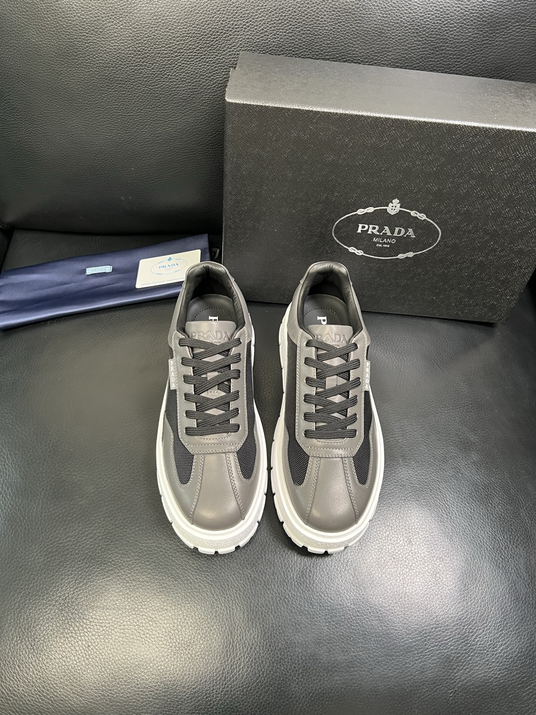 Prada 顶级工艺品，普拉达 专柜同步，原厂配置意大利进口牛皮拼布面料，进口牛皮内里垫，透气舒适，鞋底