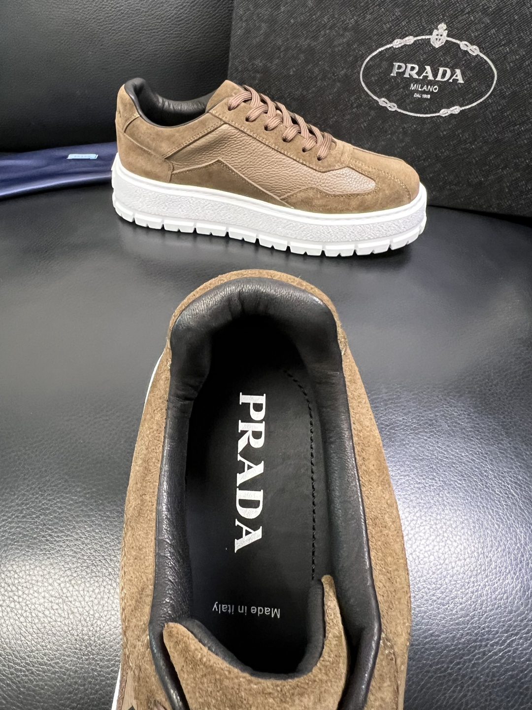 Prada 顶级工艺品，普拉达 专柜同步，原厂配置意大利进口牛皮拼布面料，进口牛皮内里垫，透气舒适，鞋底