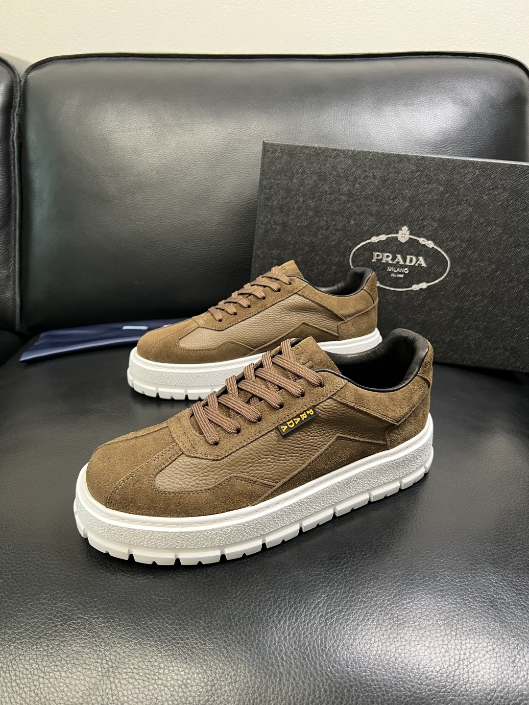 Prada 顶级工艺品，普拉达 专柜同步，原厂配置意大利进口牛皮拼布面料，进口牛皮内里垫，透气舒适，鞋底