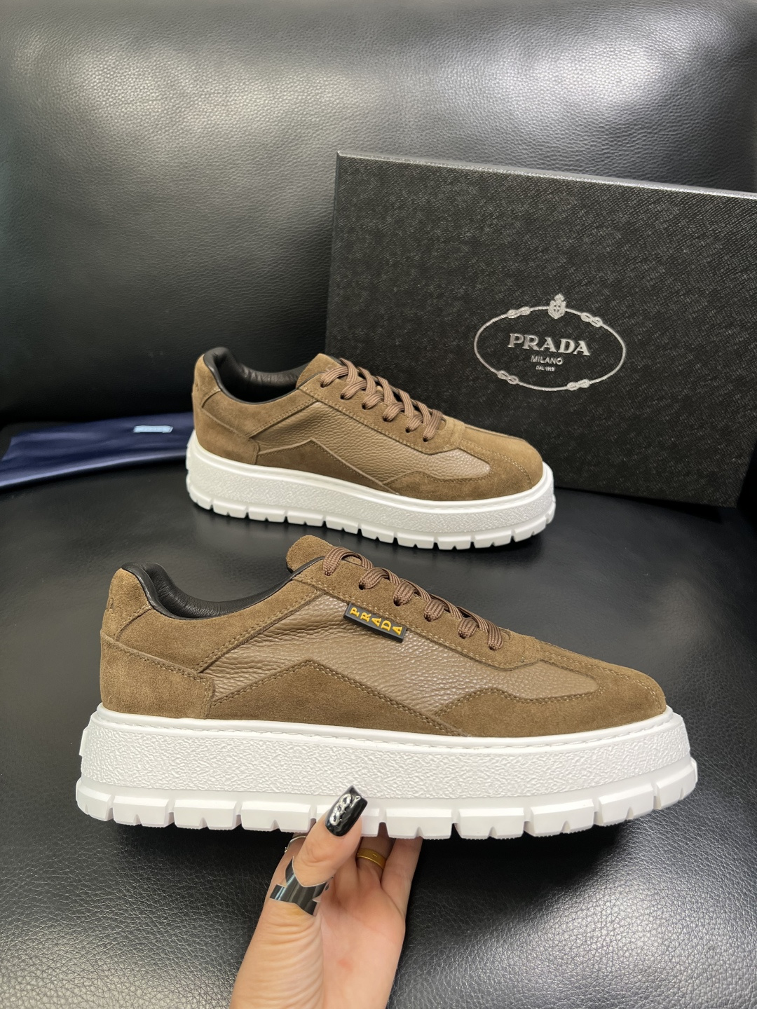 Prada 顶级工艺品，普拉达 专柜同步，原厂配置意大利进口牛皮拼布面料，进口牛皮内里垫，透气舒适，鞋底