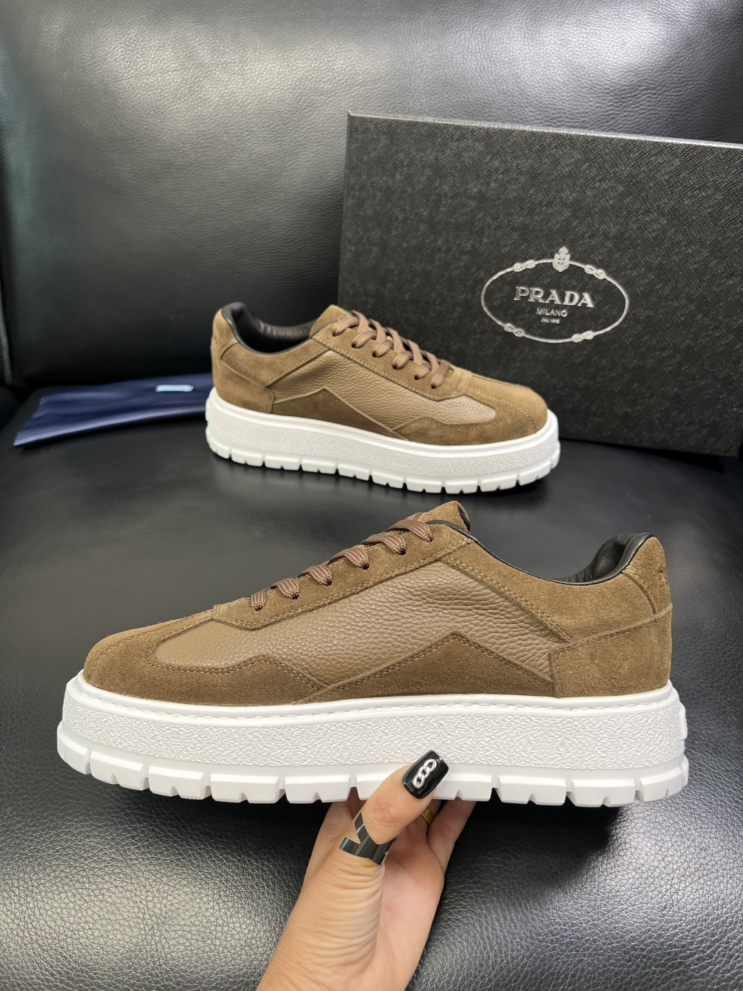 Prada 顶级工艺品，普拉达 专柜同步，原厂配置意大利进口牛皮拼布面料，进口牛皮内里垫，透气舒适，鞋底