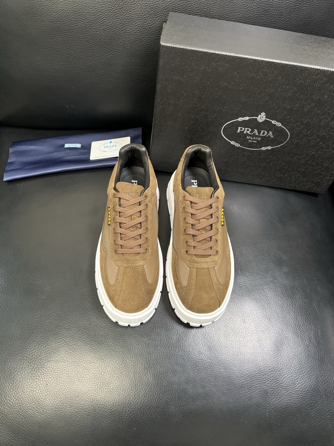 Prada 顶级工艺品，普拉达 专柜同步，原厂配置意大利进口牛皮拼布面料，进口牛皮内里垫，透气舒适，鞋底