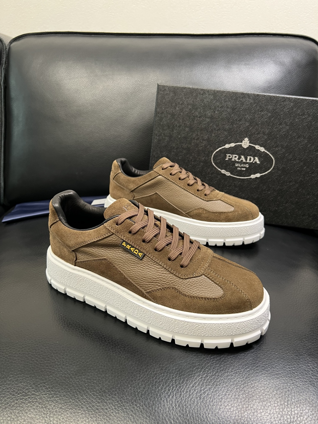 Prada 顶级工艺品，普拉达 专柜同步，原厂配置意大利进口牛皮拼布面料，进口牛皮内里垫，透气舒适，鞋底