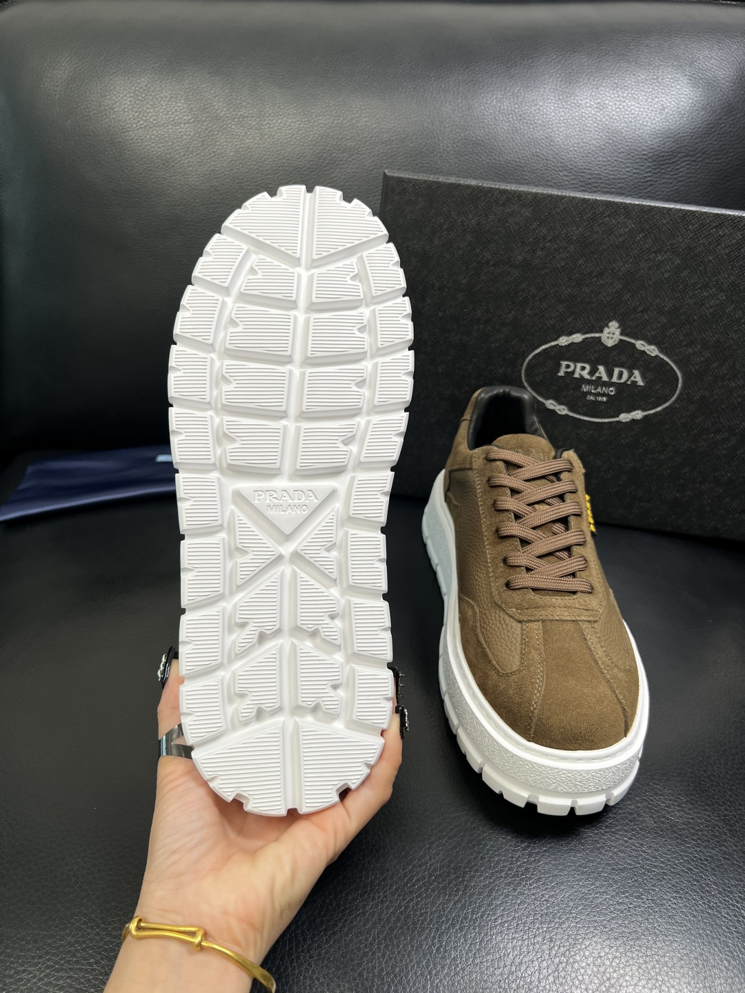 Prada 顶级工艺品，普拉达 专柜同步，原厂配置意大利进口牛皮拼布面料，进口牛皮内里垫，透气舒适，鞋底