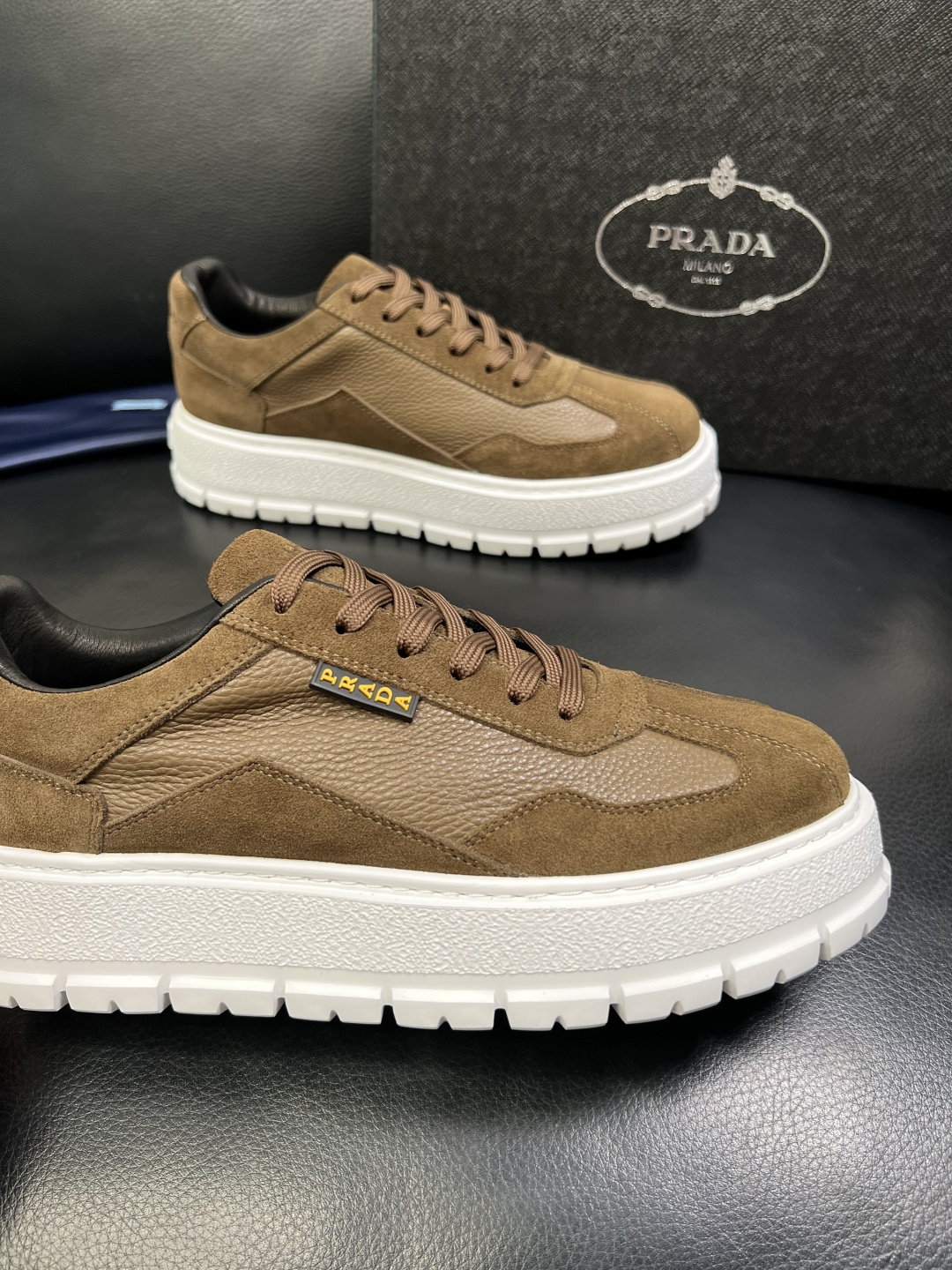 Prada 顶级工艺品，普拉达 专柜同步，原厂配置意大利进口牛皮拼布面料，进口牛皮内里垫，透气舒适，鞋底