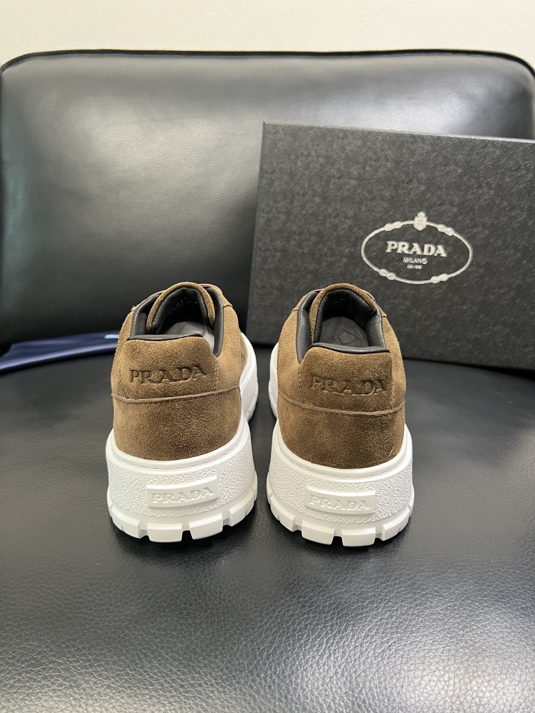 Prada 顶级工艺品，普拉达 专柜同步，原厂配置意大利进口牛皮拼布面料，进口牛皮内里垫，透气舒适，鞋底