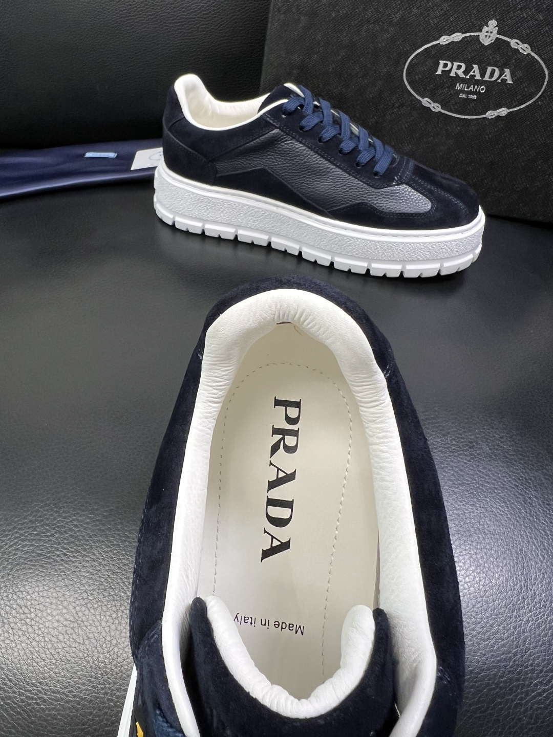 Prada 顶级工艺品，普拉达 专柜同步，原厂配置意大利进口牛皮拼布面料，进口牛皮内里垫，透气舒适，鞋底