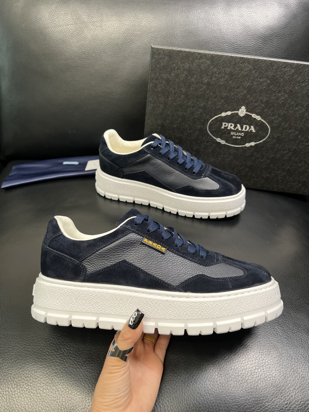 Prada 顶级工艺品，普拉达 专柜同步，原厂配置意大利进口牛皮拼布面料，进口牛皮内里垫，透气舒适，鞋底