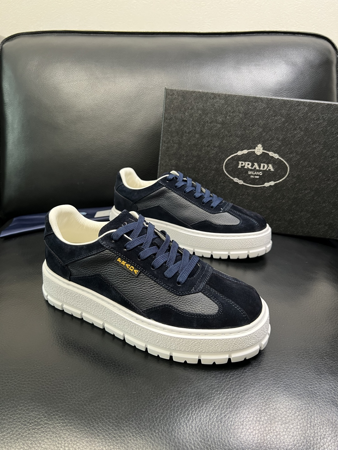 Prada 顶级工艺品，普拉达 专柜同步，原厂配置意大利进口牛皮拼布面料，进口牛皮内里垫，透气舒适，鞋底