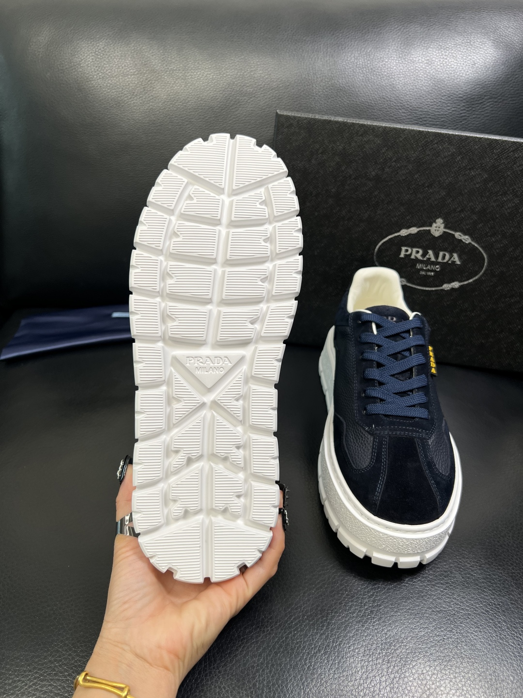 Prada 顶级工艺品，普拉达 专柜同步，原厂配置意大利进口牛皮拼布面料，进口牛皮内里垫，透气舒适，鞋底