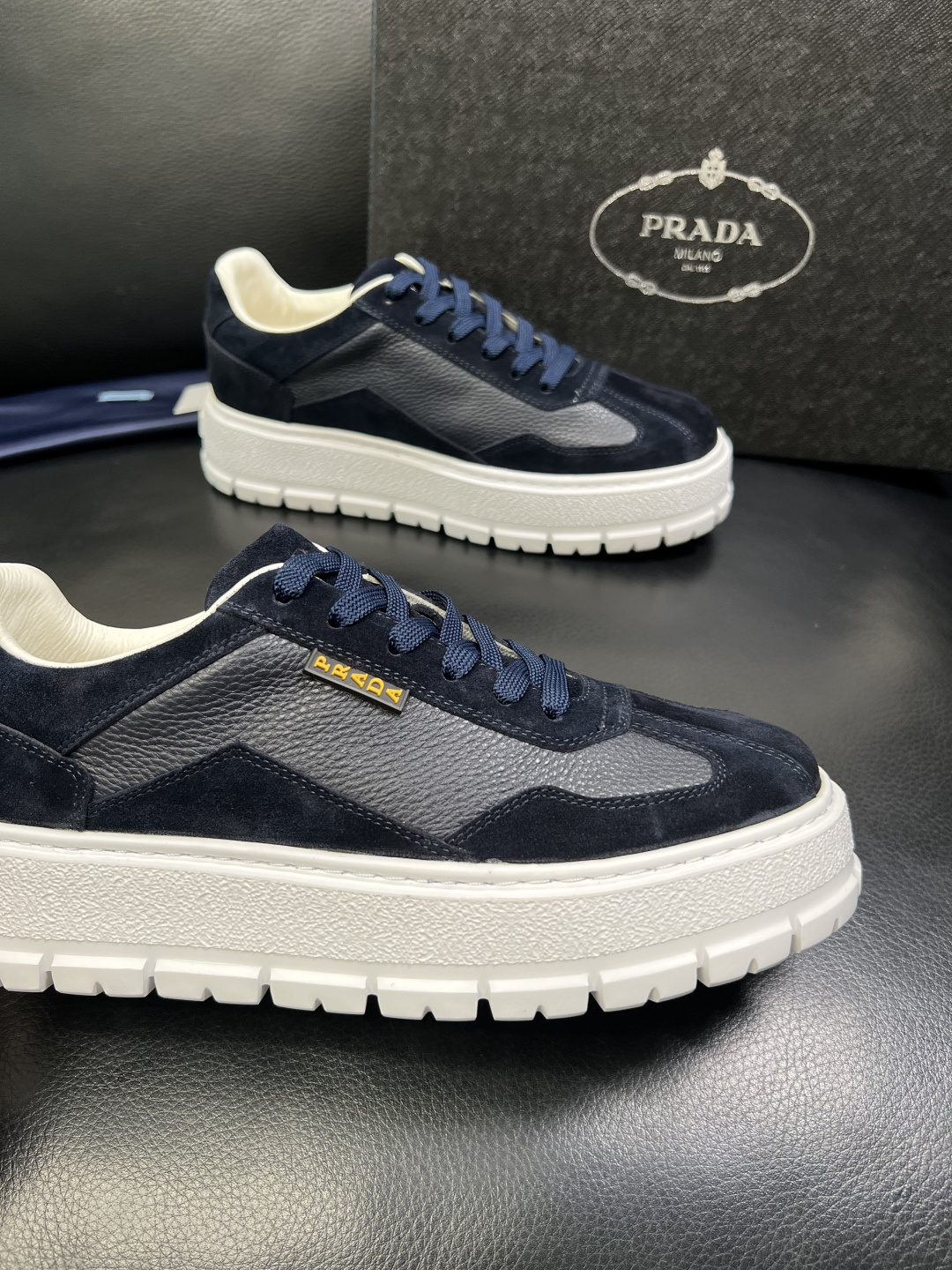 Prada 顶级工艺品，普拉达 专柜同步，原厂配置意大利进口牛皮拼布面料，进口牛皮内里垫，透气舒适，鞋底