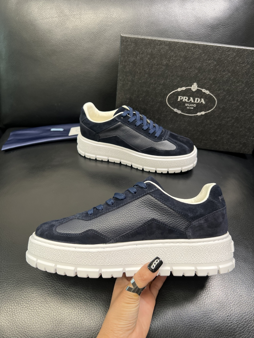 Prada 顶级工艺品，普拉达 专柜同步，原厂配置意大利进口牛皮拼布面料，进口牛皮内里垫，透气舒适，鞋底