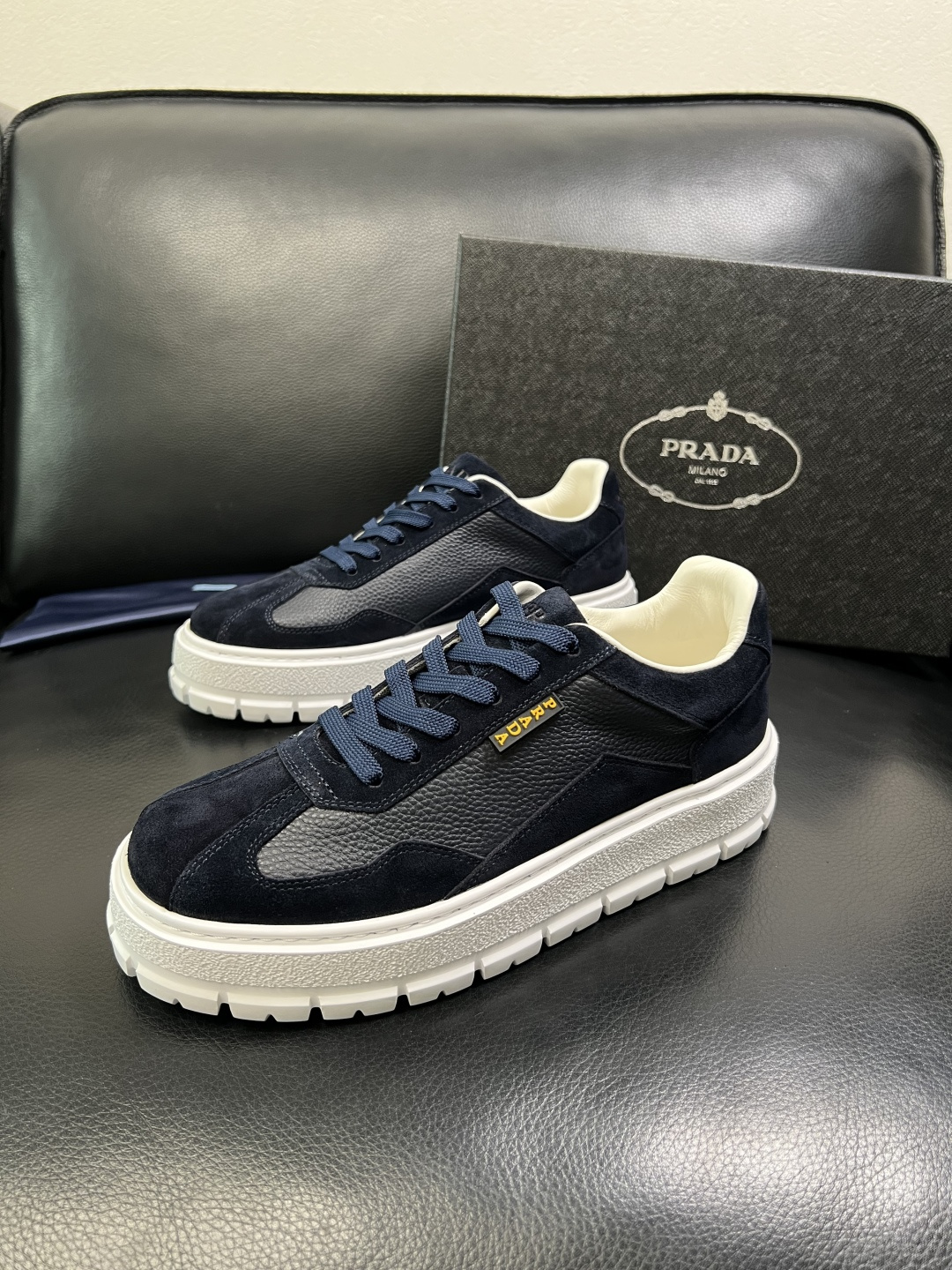 Prada 顶级工艺品，普拉达 专柜同步，原厂配置意大利进口牛皮拼布面料，进口牛皮内里垫，透气舒适，鞋底