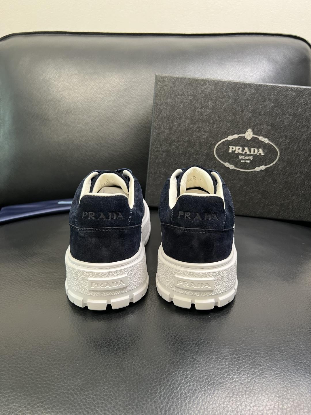 Prada 顶级工艺品，普拉达 专柜同步，原厂配置意大利进口牛皮拼布面料，进口牛皮内里垫，透气舒适，鞋底