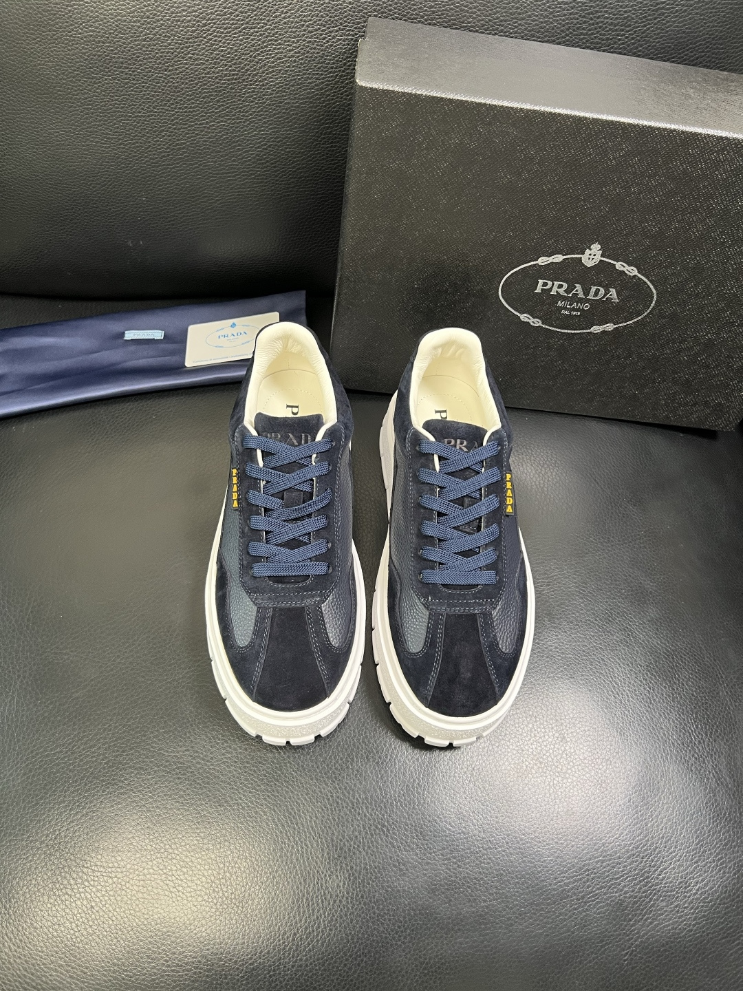 Prada 顶级工艺品，普拉达 专柜同步，原厂配置意大利进口牛皮拼布面料，进口牛皮内里垫，透气舒适，鞋底