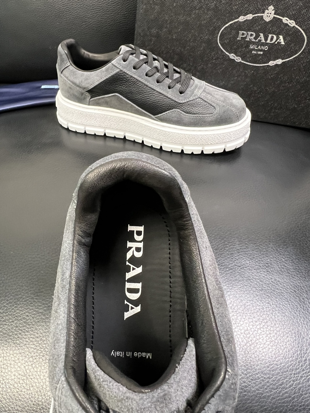 Prada 顶级工艺品，普拉达 专柜同步，原厂配置意大利进口牛皮拼布面料，进口牛皮内里垫，透气舒适，鞋底