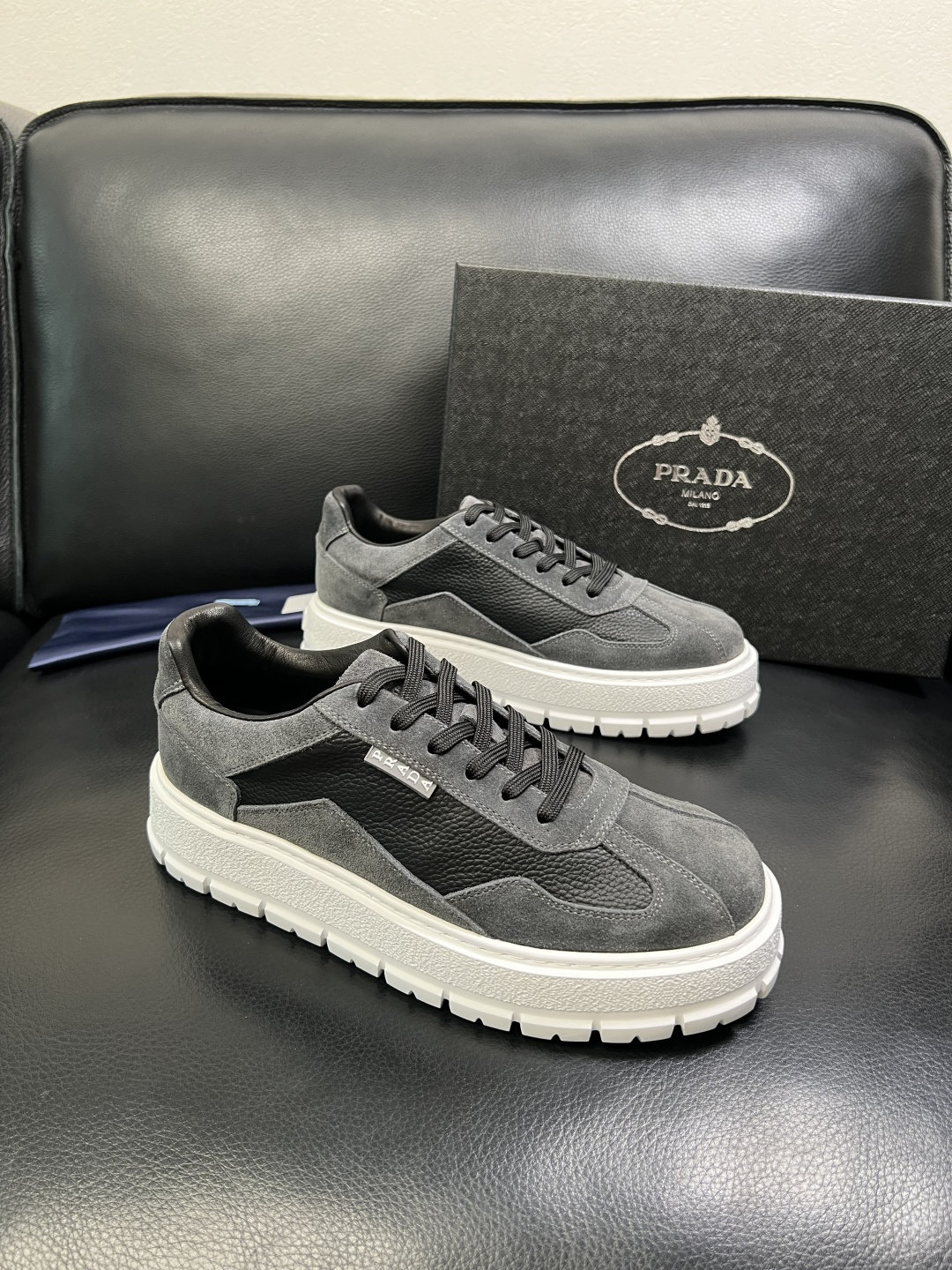 Prada 顶级工艺品，普拉达 专柜同步，原厂配置意大利进口牛皮拼布面料，进口牛皮内里垫，透气舒适，鞋底