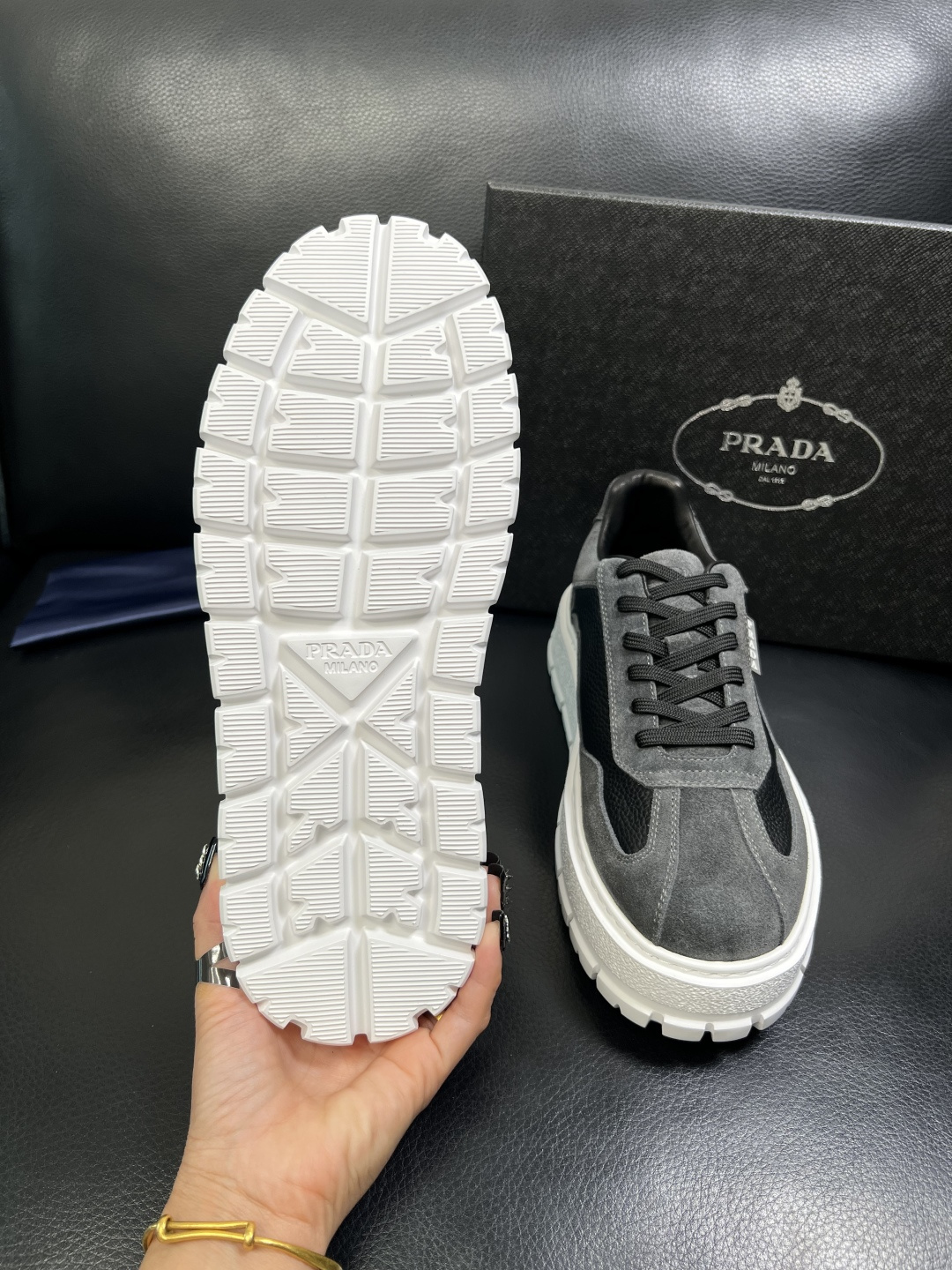 Prada 顶级工艺品，普拉达 专柜同步，原厂配置意大利进口牛皮拼布面料，进口牛皮内里垫，透气舒适，鞋底