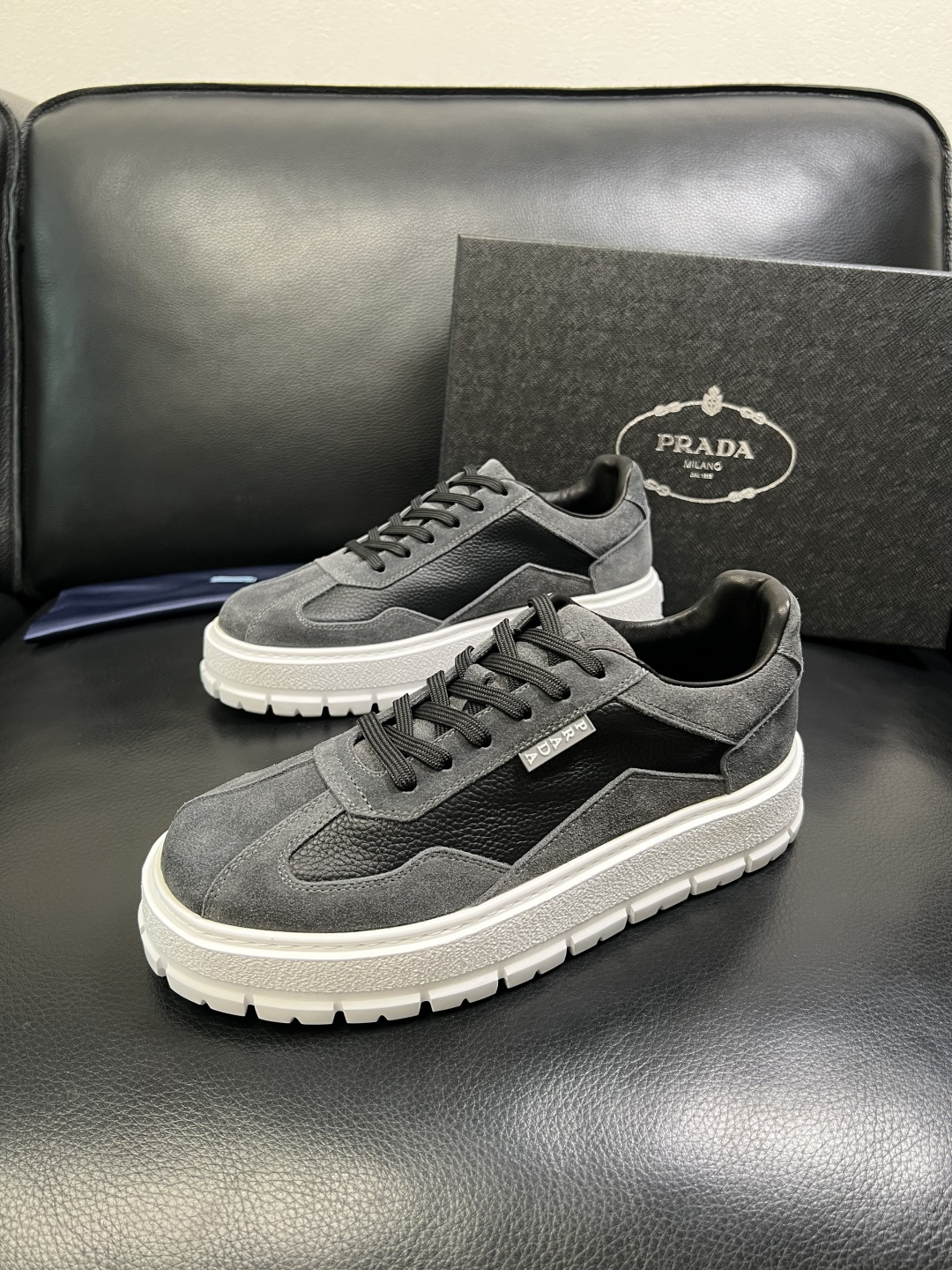 Prada 顶级工艺品，普拉达 专柜同步，原厂配置意大利进口牛皮拼布面料，进口牛皮内里垫，透气舒适，鞋底