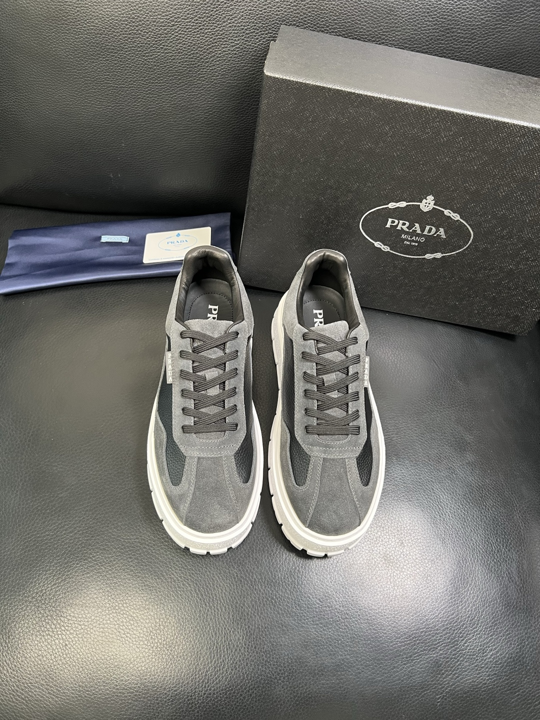 Prada 顶级工艺品，普拉达 专柜同步，原厂配置意大利进口牛皮拼布面料，进口牛皮内里垫，透气舒适，鞋底