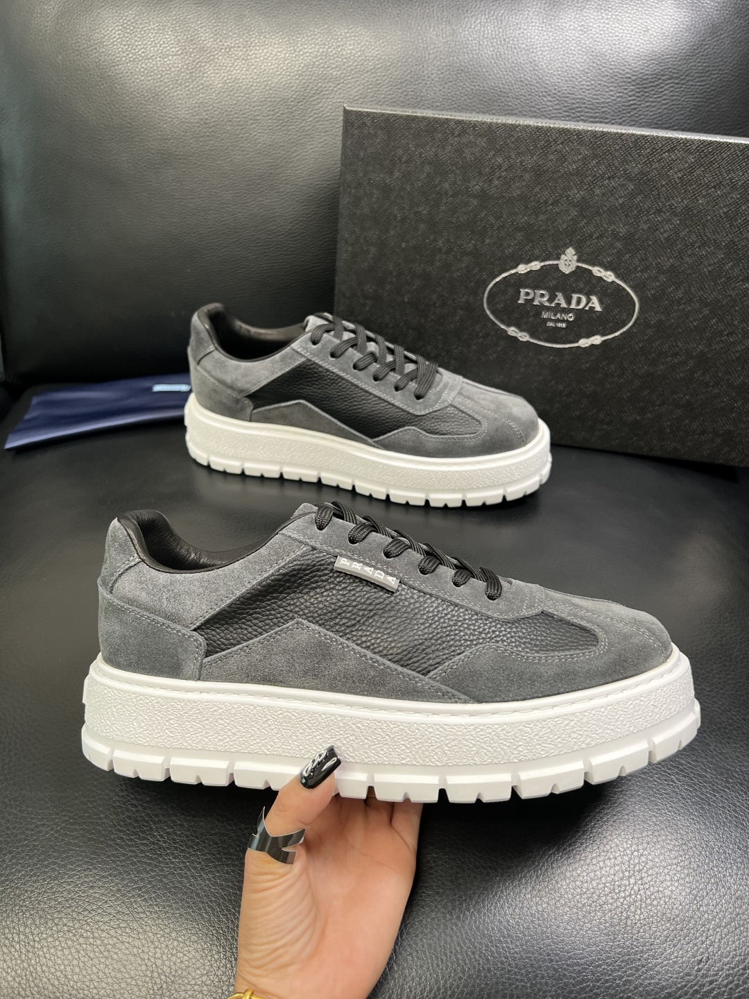 Prada 顶级工艺品，普拉达 专柜同步，原厂配置意大利进口牛皮拼布面料，进口牛皮内里垫，透气舒适，鞋底