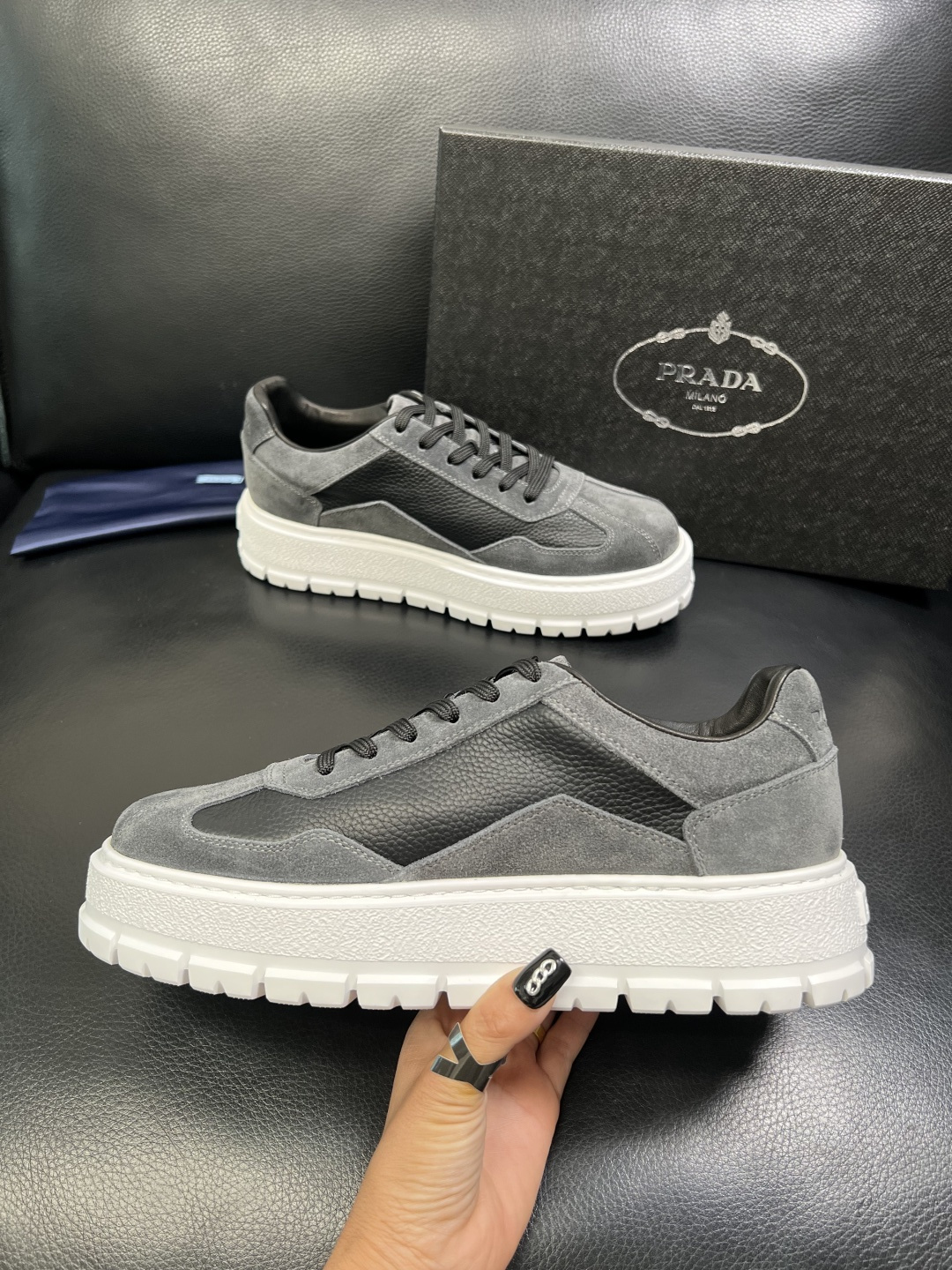 Prada 顶级工艺品，普拉达 专柜同步，原厂配置意大利进口牛皮拼布面料，进口牛皮内里垫，透气舒适，鞋底