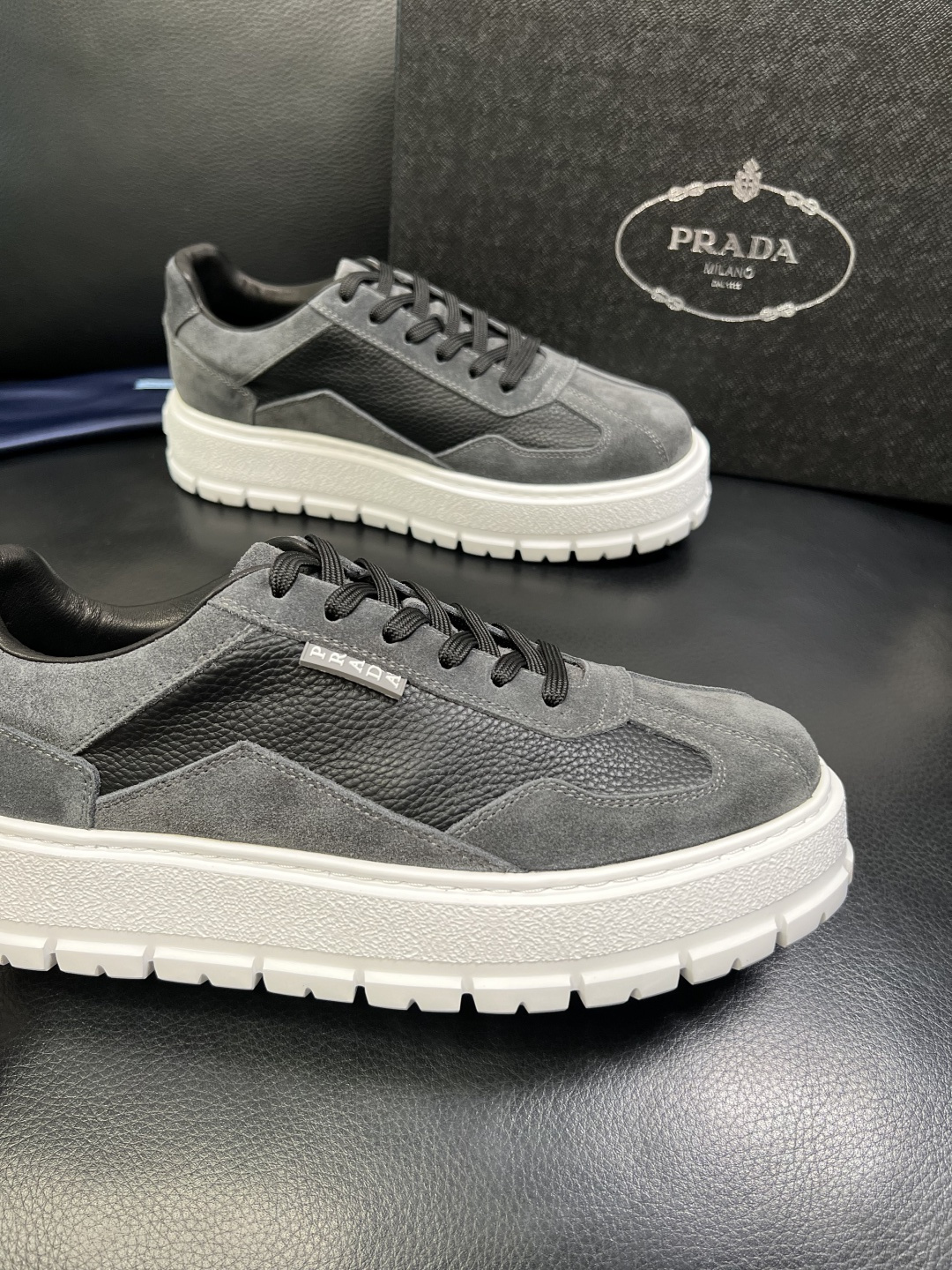 Prada 顶级工艺品，普拉达 专柜同步，原厂配置意大利进口牛皮拼布面料，进口牛皮内里垫，透气舒适，鞋底