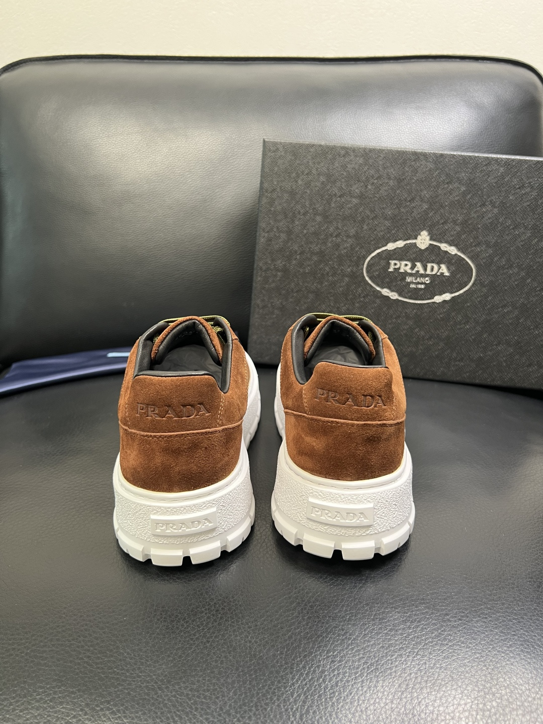 Prada 顶级工艺品，普拉达 专柜同步，原厂配置意大利进口牛皮拼布面料，进口牛皮内里垫，透气舒适，鞋底