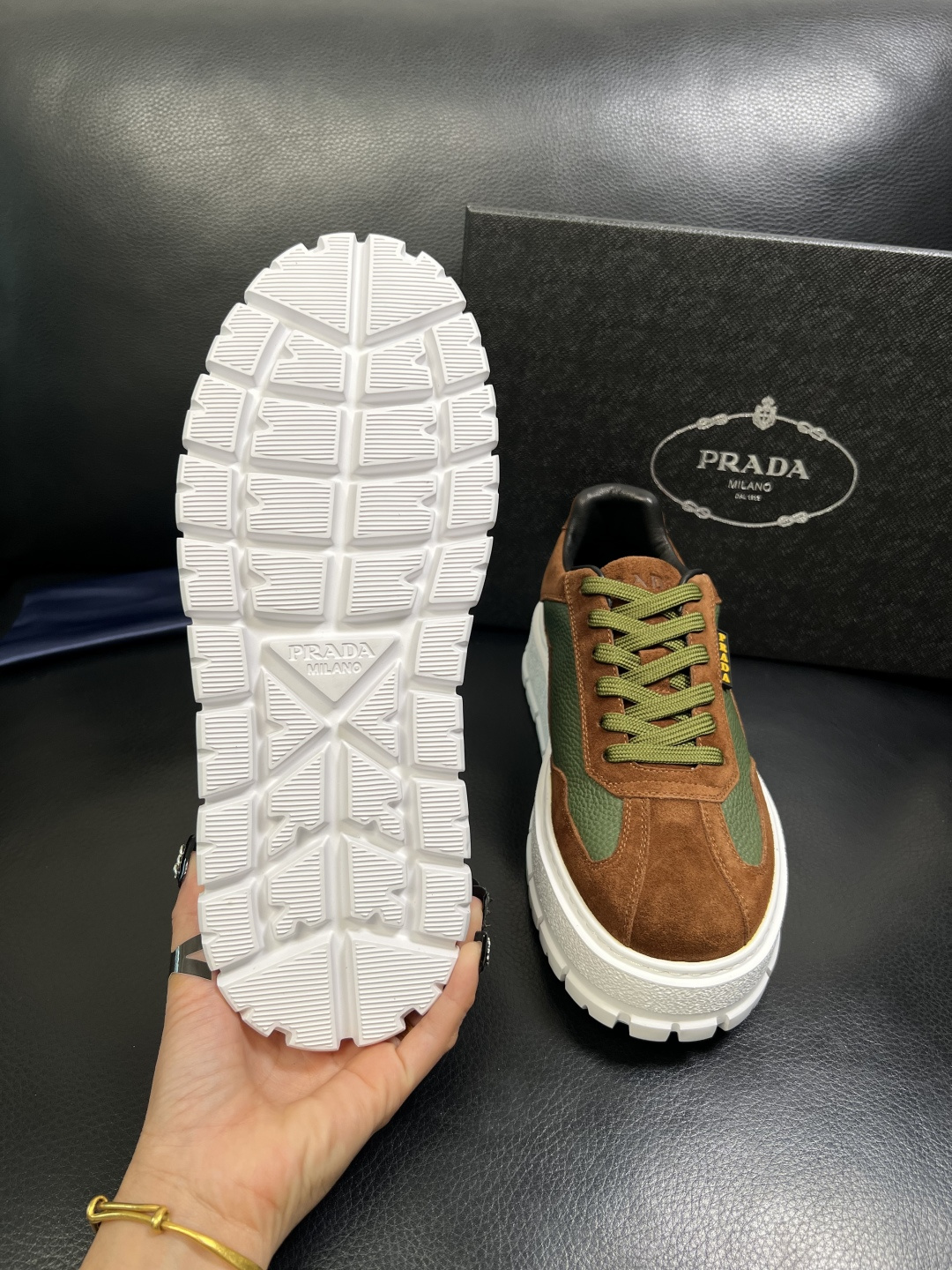 Prada 顶级工艺品，普拉达 专柜同步，原厂配置意大利进口牛皮拼布面料，进口牛皮内里垫，透气舒适，鞋底