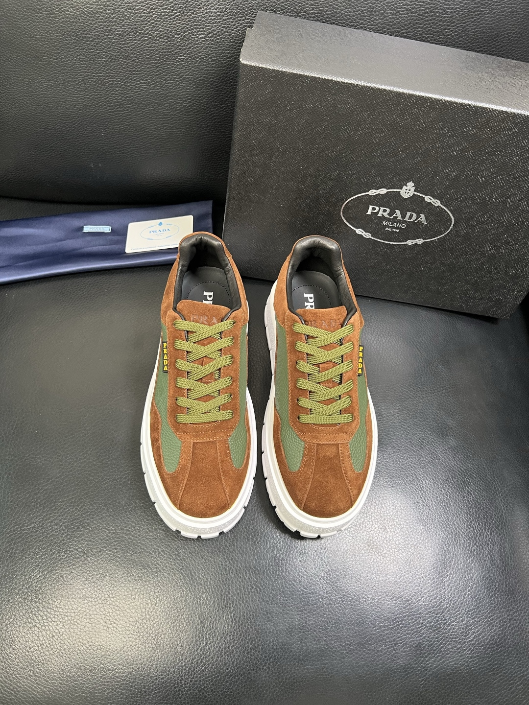 Prada 顶级工艺品，普拉达 专柜同步，原厂配置意大利进口牛皮拼布面料，进口牛皮内里垫，透气舒适，鞋底