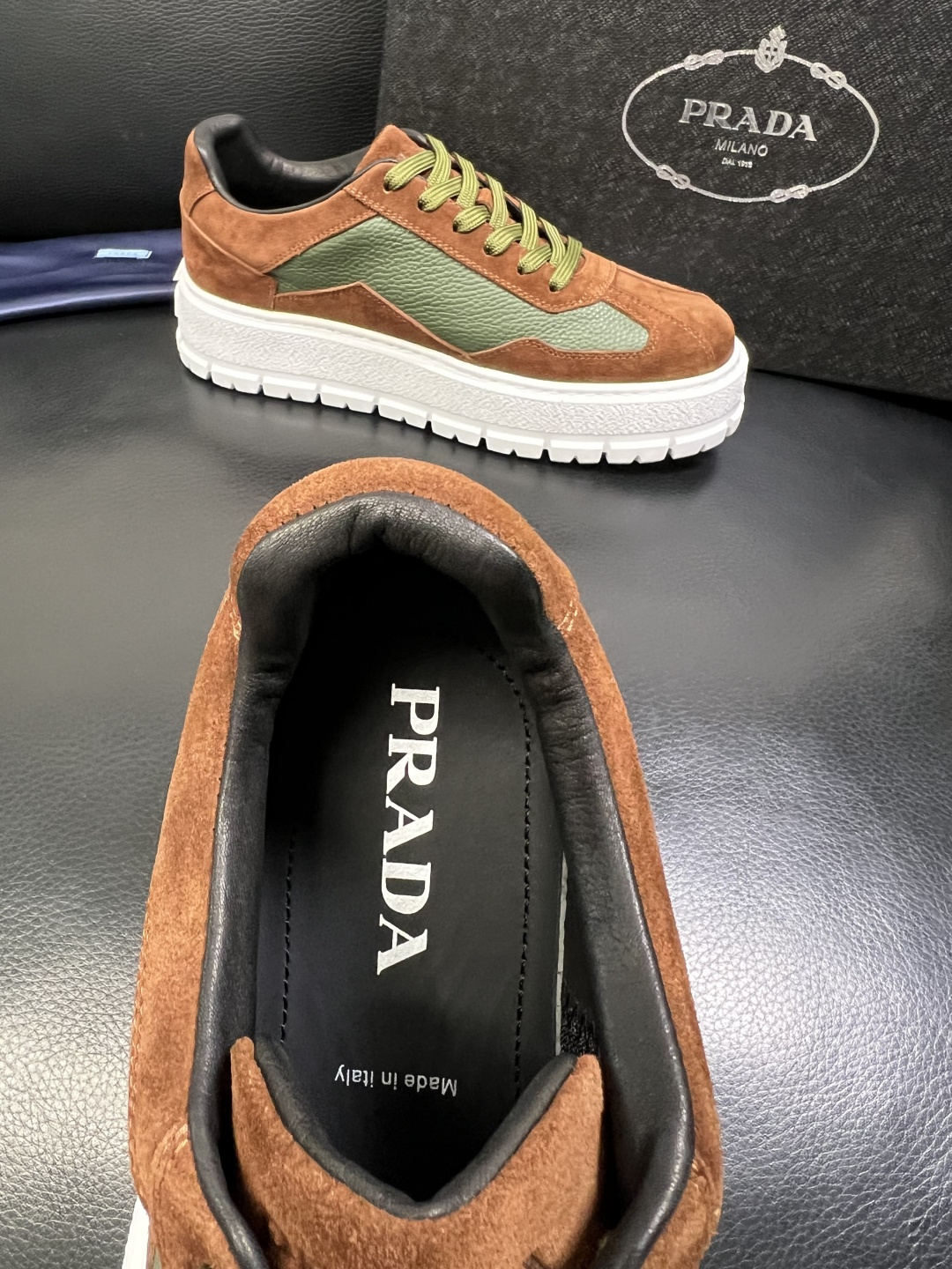 Prada 顶级工艺品，普拉达 专柜同步，原厂配置意大利进口牛皮拼布面料，进口牛皮内里垫，透气舒适，鞋底