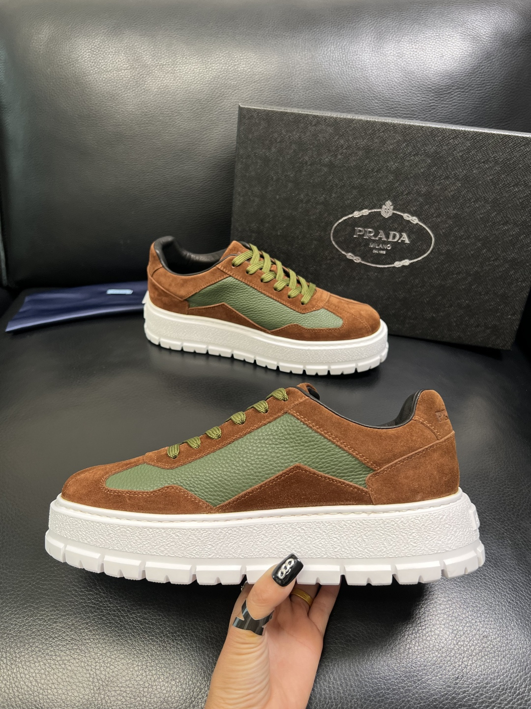 Prada 顶级工艺品，普拉达 专柜同步，原厂配置意大利进口牛皮拼布面料，进口牛皮内里垫，透气舒适，鞋底