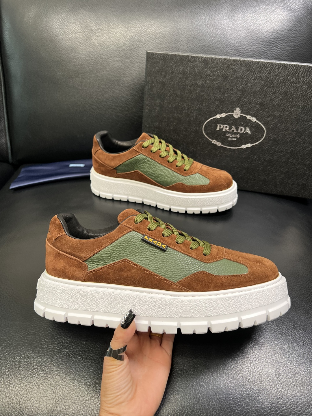 Prada 顶级工艺品，普拉达 专柜同步，原厂配置意大利进口牛皮拼布面料，进口牛皮内里垫，透气舒适，鞋底