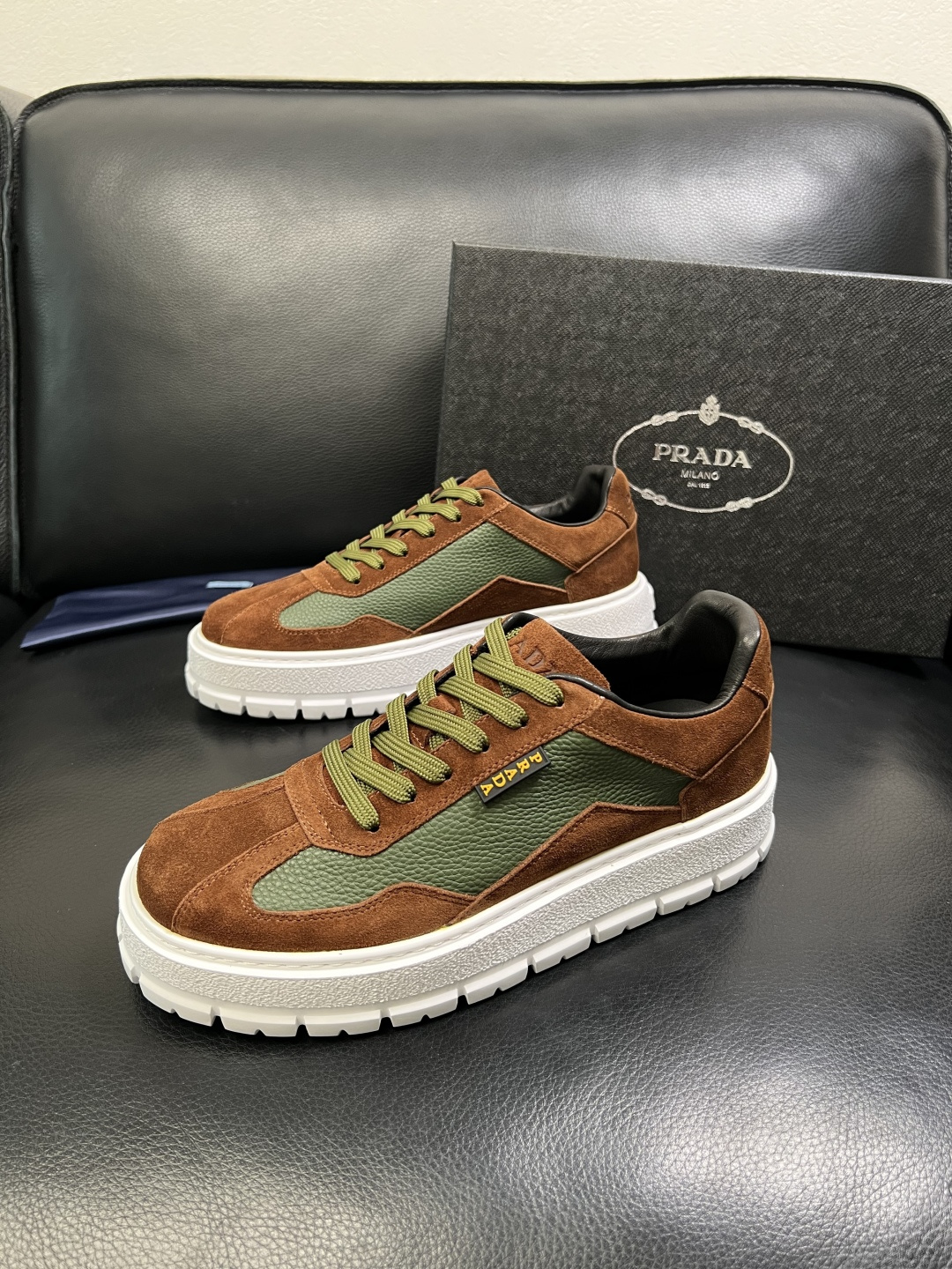 Prada 顶级工艺品，普拉达 专柜同步，原厂配置意大利进口牛皮拼布面料，进口牛皮内里垫，透气舒适，鞋底