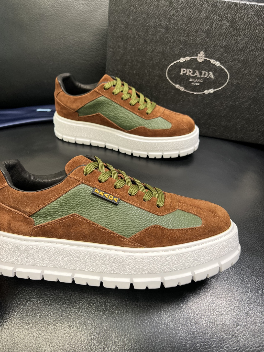 Prada 顶级工艺品，普拉达 专柜同步，原厂配置意大利进口牛皮拼布面料，进口牛皮内里垫，透气舒适，鞋底