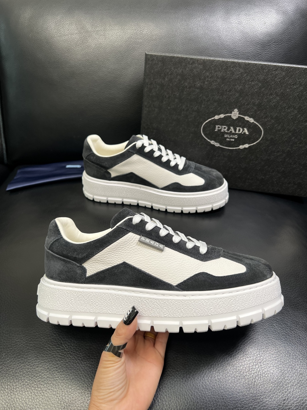 Prada 顶级工艺品，普拉达 专柜同步，原厂配置意大利进口牛皮拼布面料，进口牛皮内里垫，透气舒适，鞋底