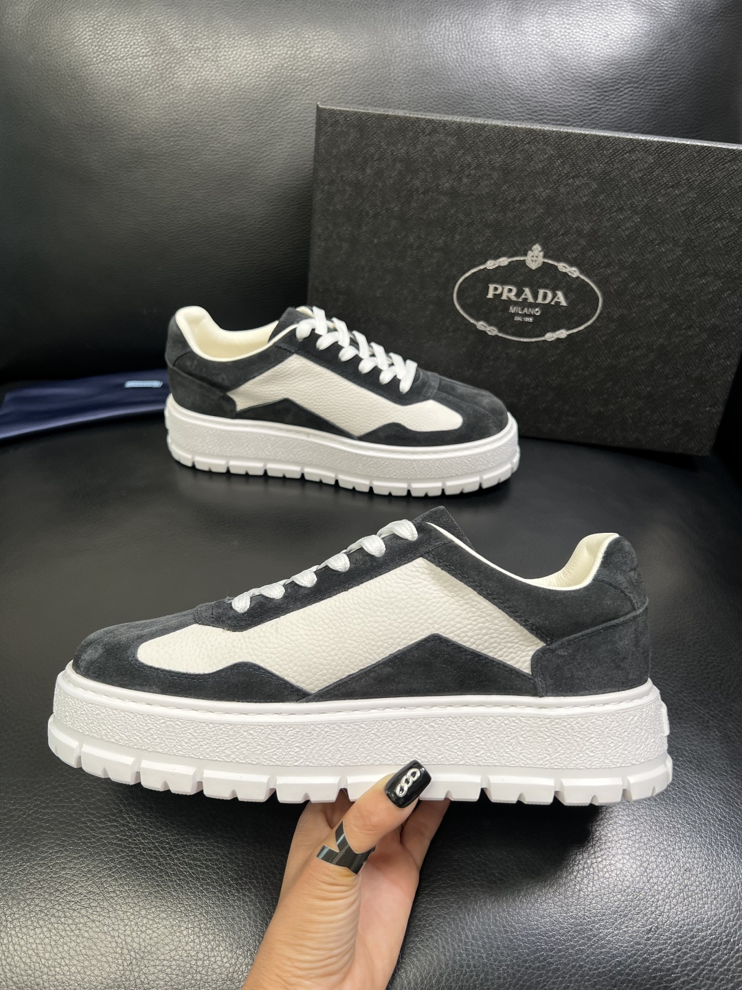 Prada 顶级工艺品，普拉达 专柜同步，原厂配置意大利进口牛皮拼布面料，进口牛皮内里垫，透气舒适，鞋底