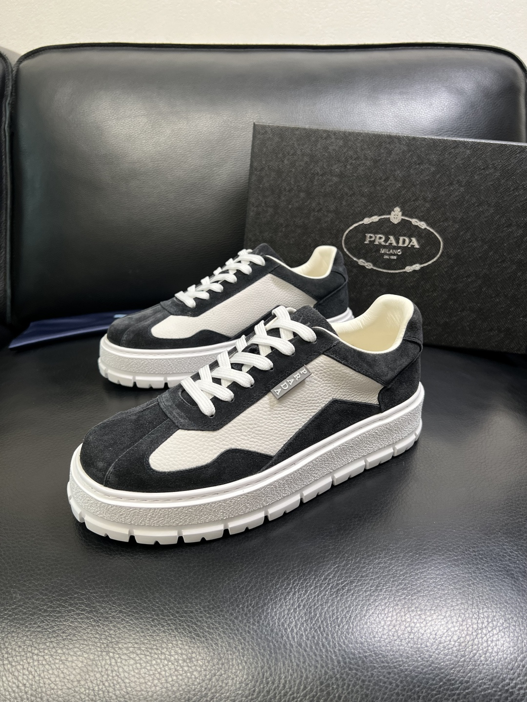 Prada 顶级工艺品，普拉达 专柜同步，原厂配置意大利进口牛皮拼布面料，进口牛皮内里垫，透气舒适，鞋底