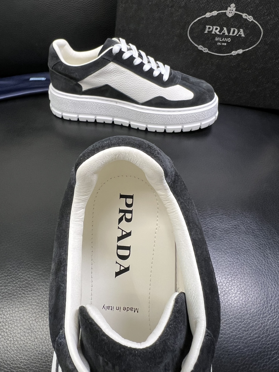 Prada 顶级工艺品，普拉达 专柜同步，原厂配置意大利进口牛皮拼布面料，进口牛皮内里垫，透气舒适，鞋底