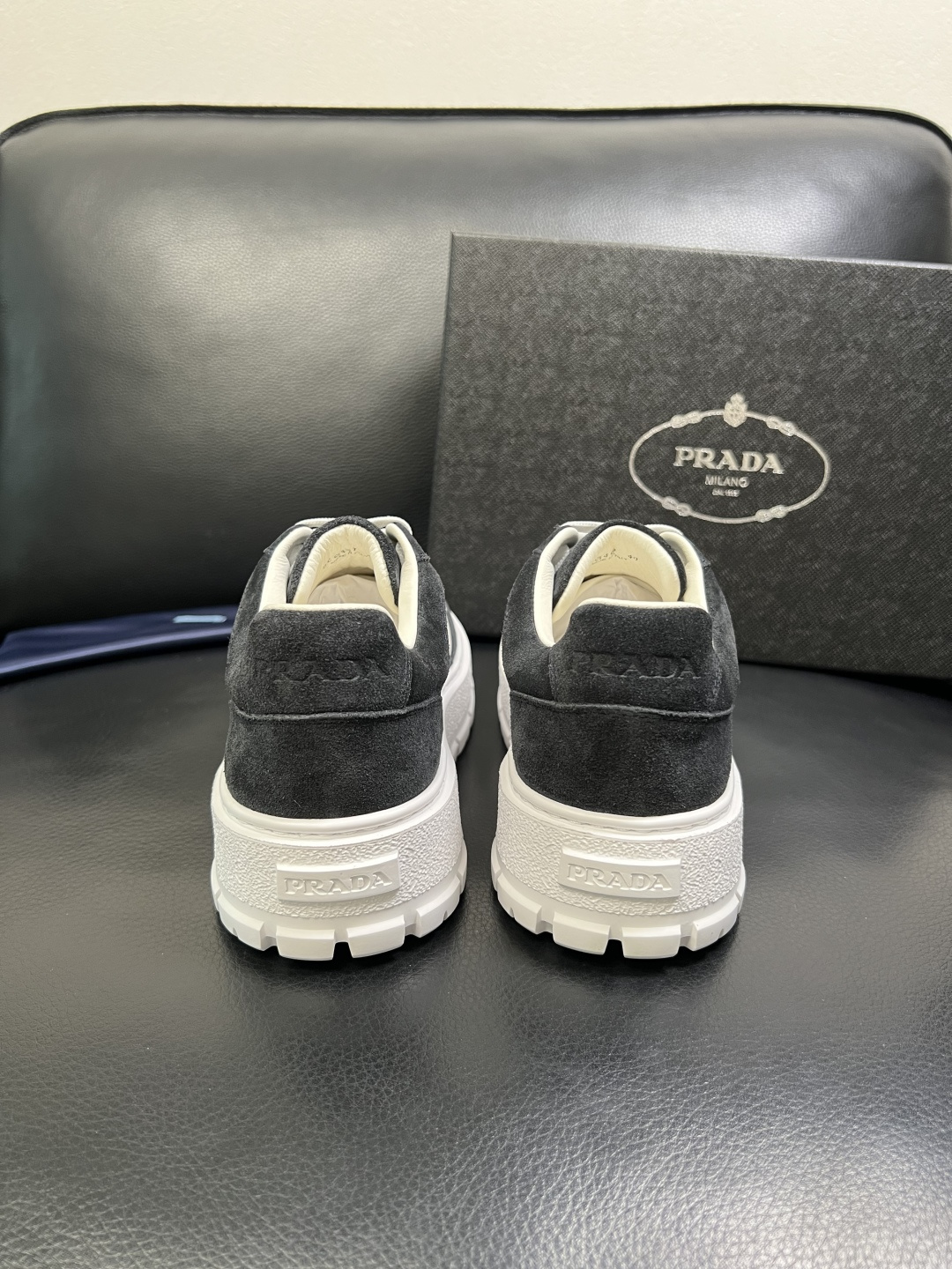 Prada 顶级工艺品，普拉达 专柜同步，原厂配置意大利进口牛皮拼布面料，进口牛皮内里垫，透气舒适，鞋底