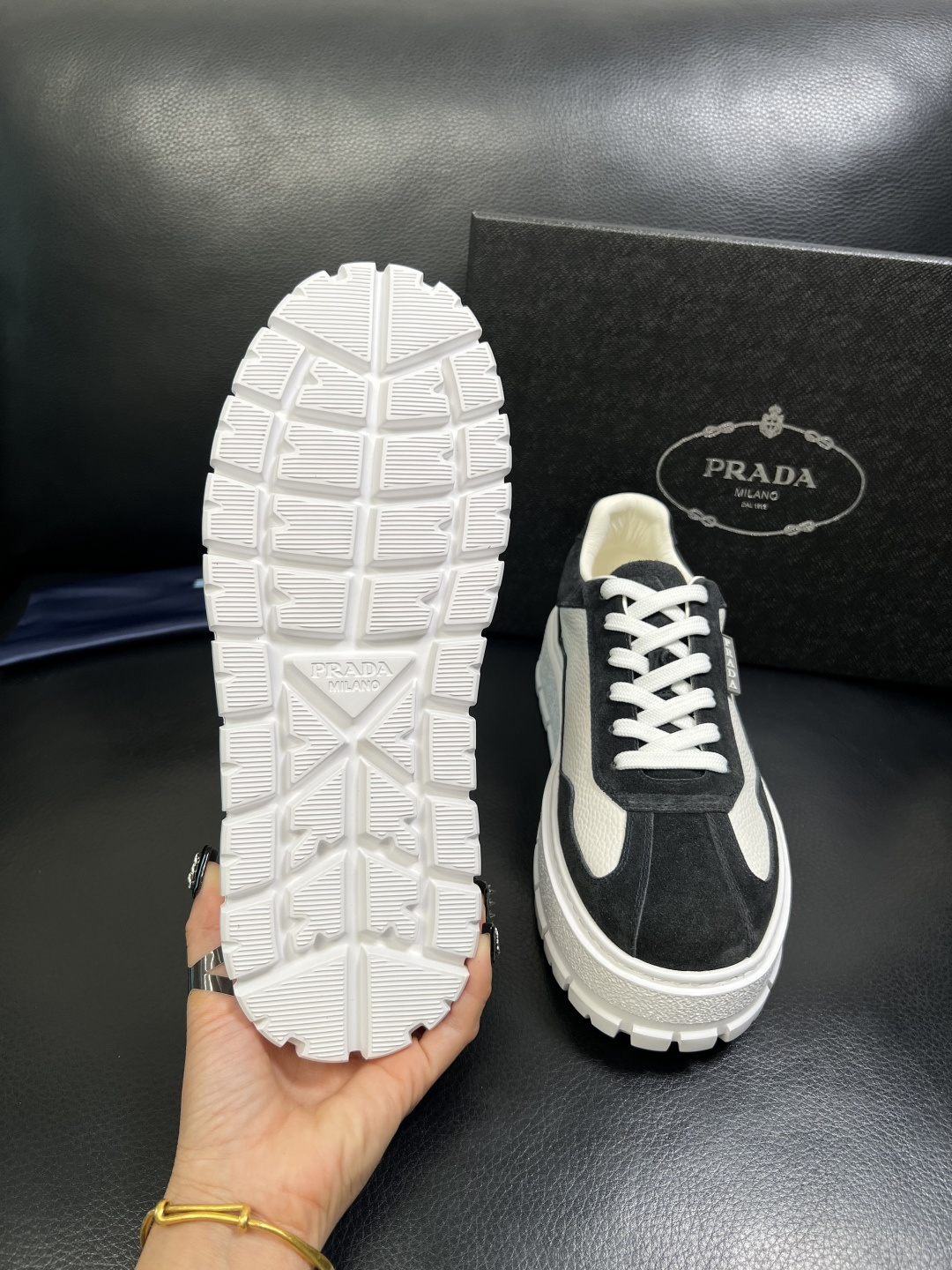 Prada 顶级工艺品，普拉达 专柜同步，原厂配置意大利进口牛皮拼布面料，进口牛皮内里垫，透气舒适，鞋底