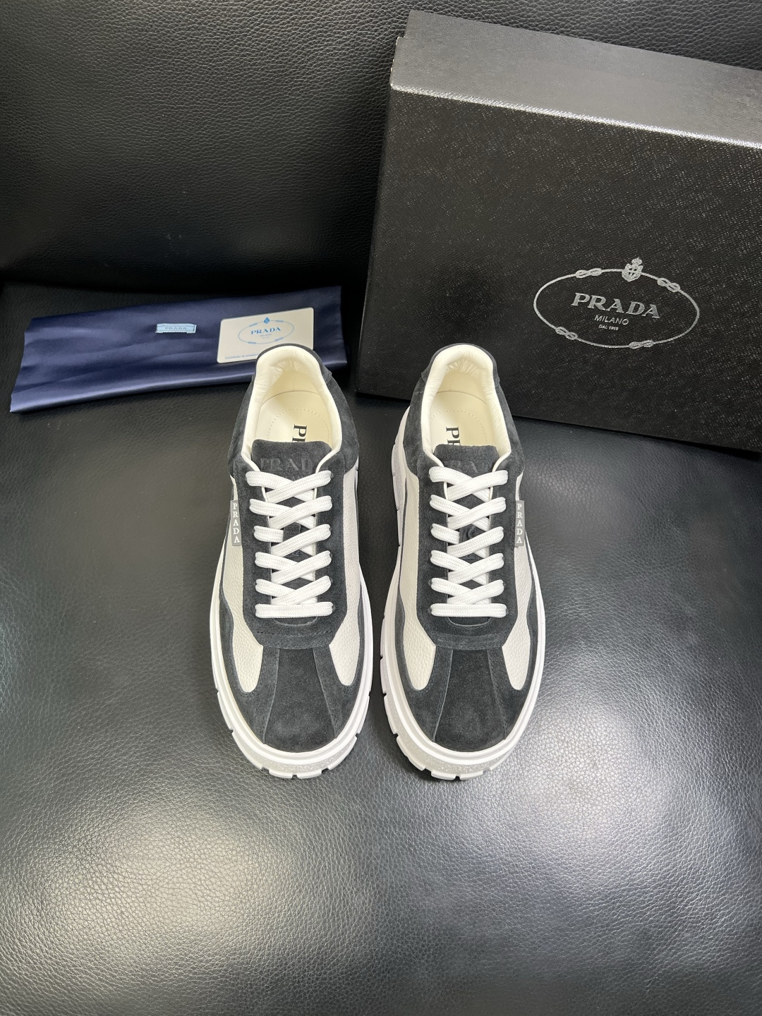 Prada 顶级工艺品，普拉达 专柜同步，原厂配置意大利进口牛皮拼布面料，进口牛皮内里垫，透气舒适，鞋底