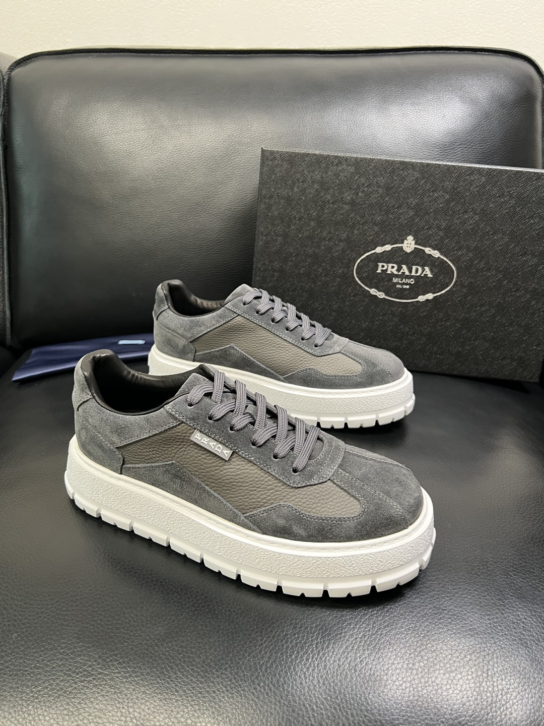 NO:605068,Prada top handicrafts, synchronized with Prada counters, original factory configuration of cowhide patchwork fabric imported from Italy, imported cowhide lining, breathable and comfortable, soles specially provided by the original factory, original factory and single goods, high quality, welcome to compare, code number 38-44 (customized 45 46),, prada, prada, cowhide19860909Prada 顶级工艺品,普拉达 专柜同步,原厂配置意大利进口牛皮拼布面料,进口牛皮内里垫,透气舒适,鞋底原厂特供原版底,原厂跟单货 高品质 欢迎对比,码数 38-44（订做 45 46）,,prada,prada,cowhide,Men's shoes