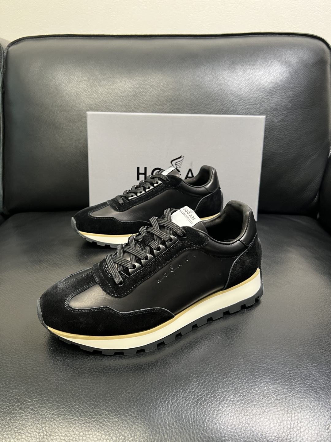 Hogan 高品质 顶级工艺品，霍根 专柜同步，原厂配置意大利进口牛皮面料，进口牛皮内里垫，透气舒适，鞋