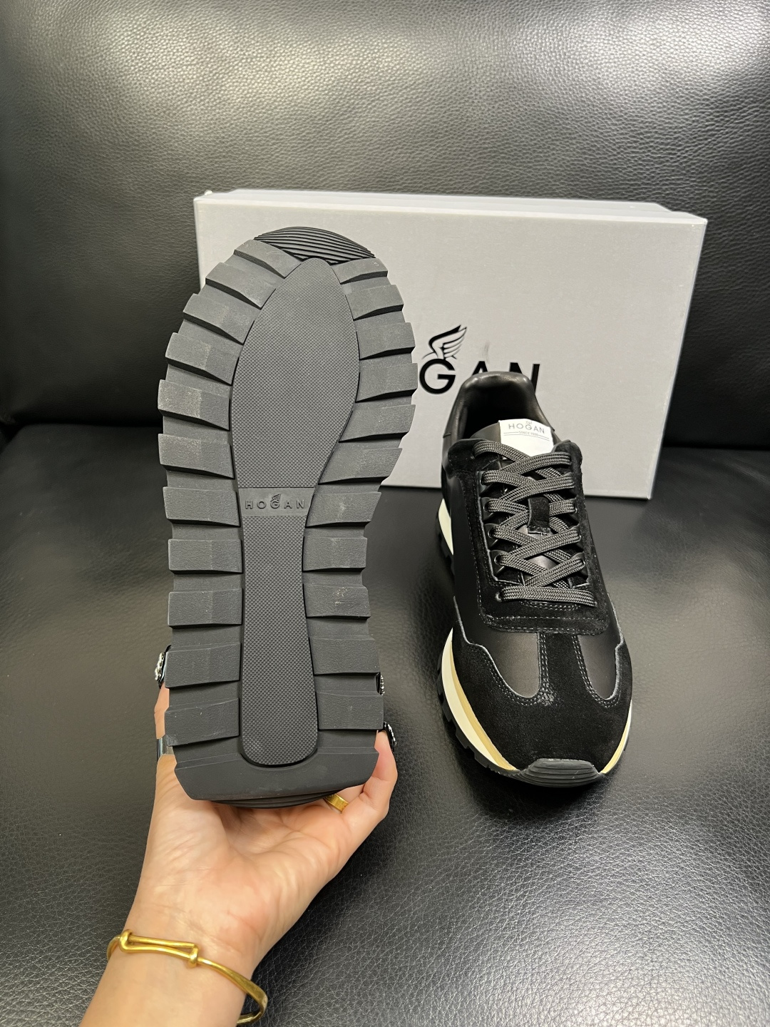 Hogan 高品质 顶级工艺品，霍根 专柜同步，原厂配置意大利进口牛皮面料，进口牛皮内里垫，透气舒适，鞋
