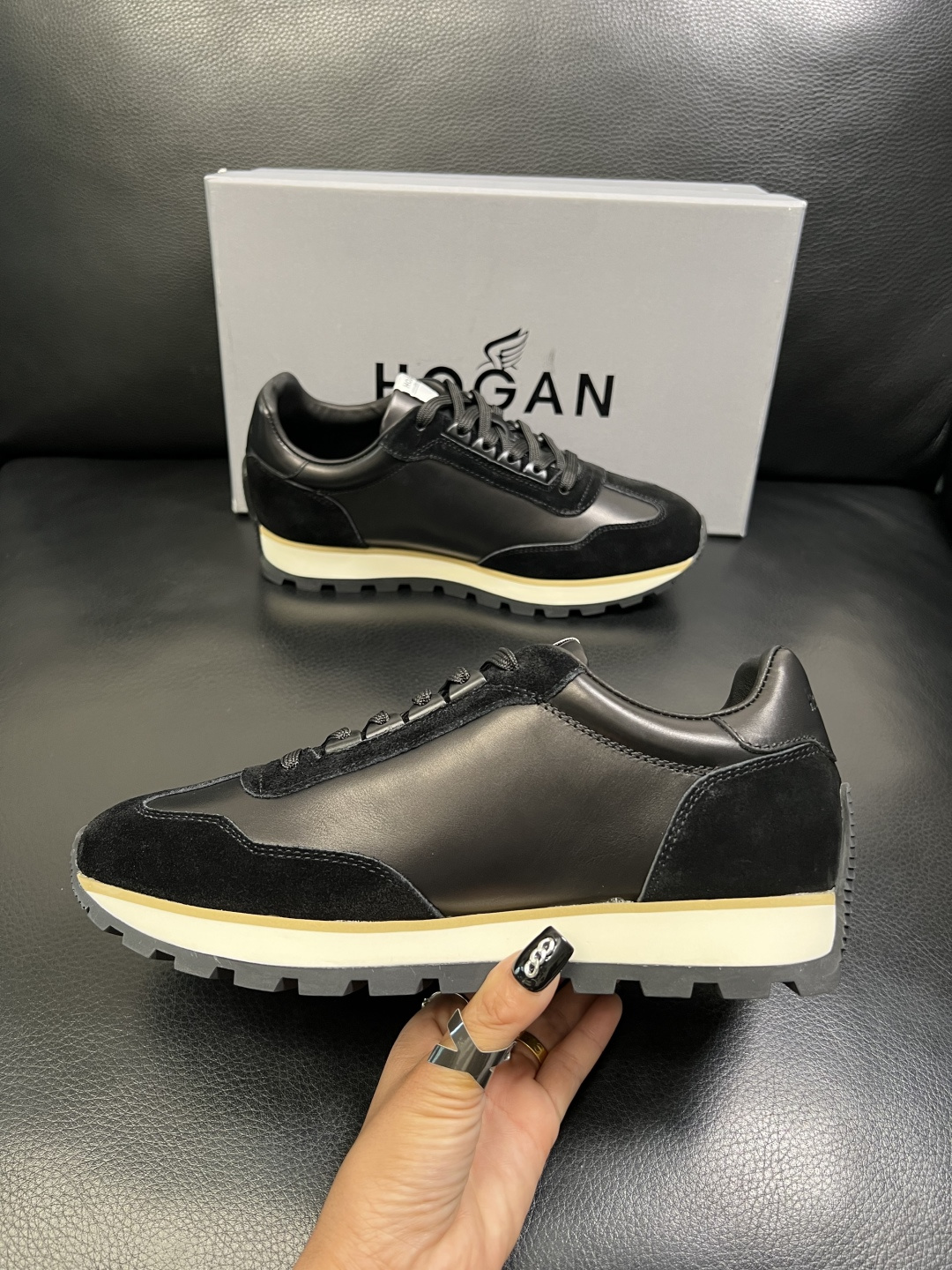 Hogan 高品质 顶级工艺品，霍根 专柜同步，原厂配置意大利进口牛皮面料，进口牛皮内里垫，透气舒适，鞋