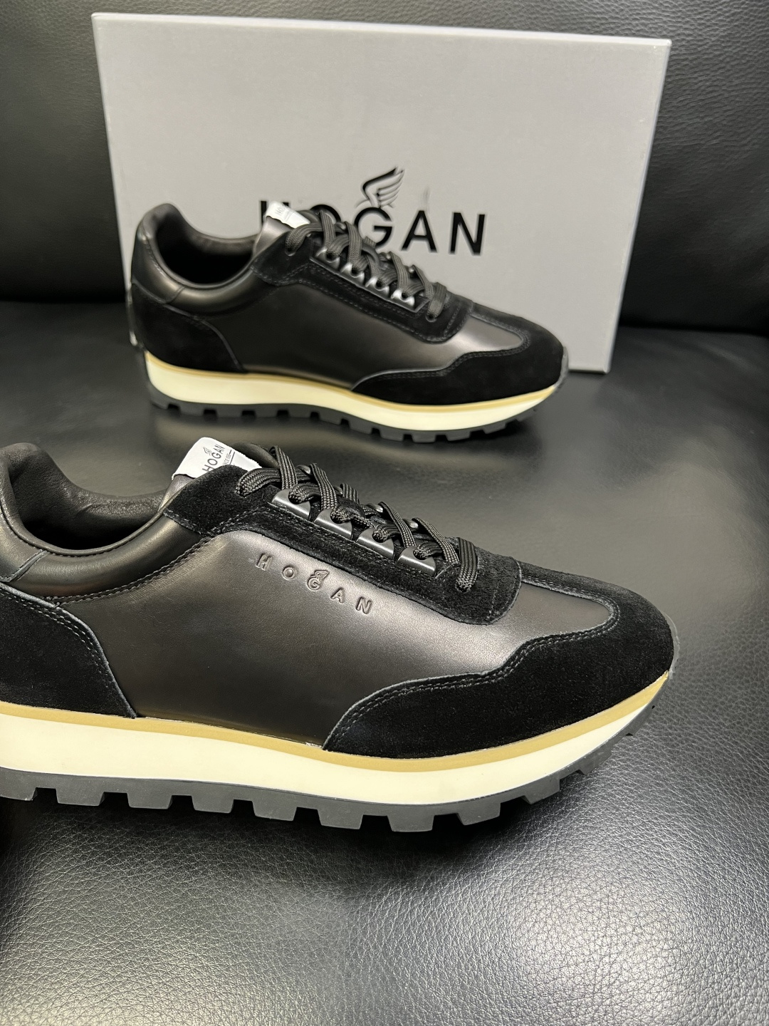 Hogan 高品质 顶级工艺品，霍根 专柜同步，原厂配置意大利进口牛皮面料，进口牛皮内里垫，透气舒适，鞋