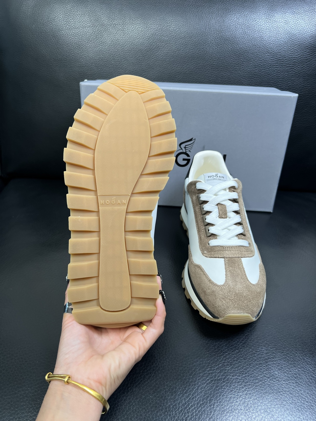 Hogan 高品质 顶级工艺品，霍根 专柜同步，原厂配置意大利进口牛皮面料，进口牛皮内里垫，透气舒适，鞋