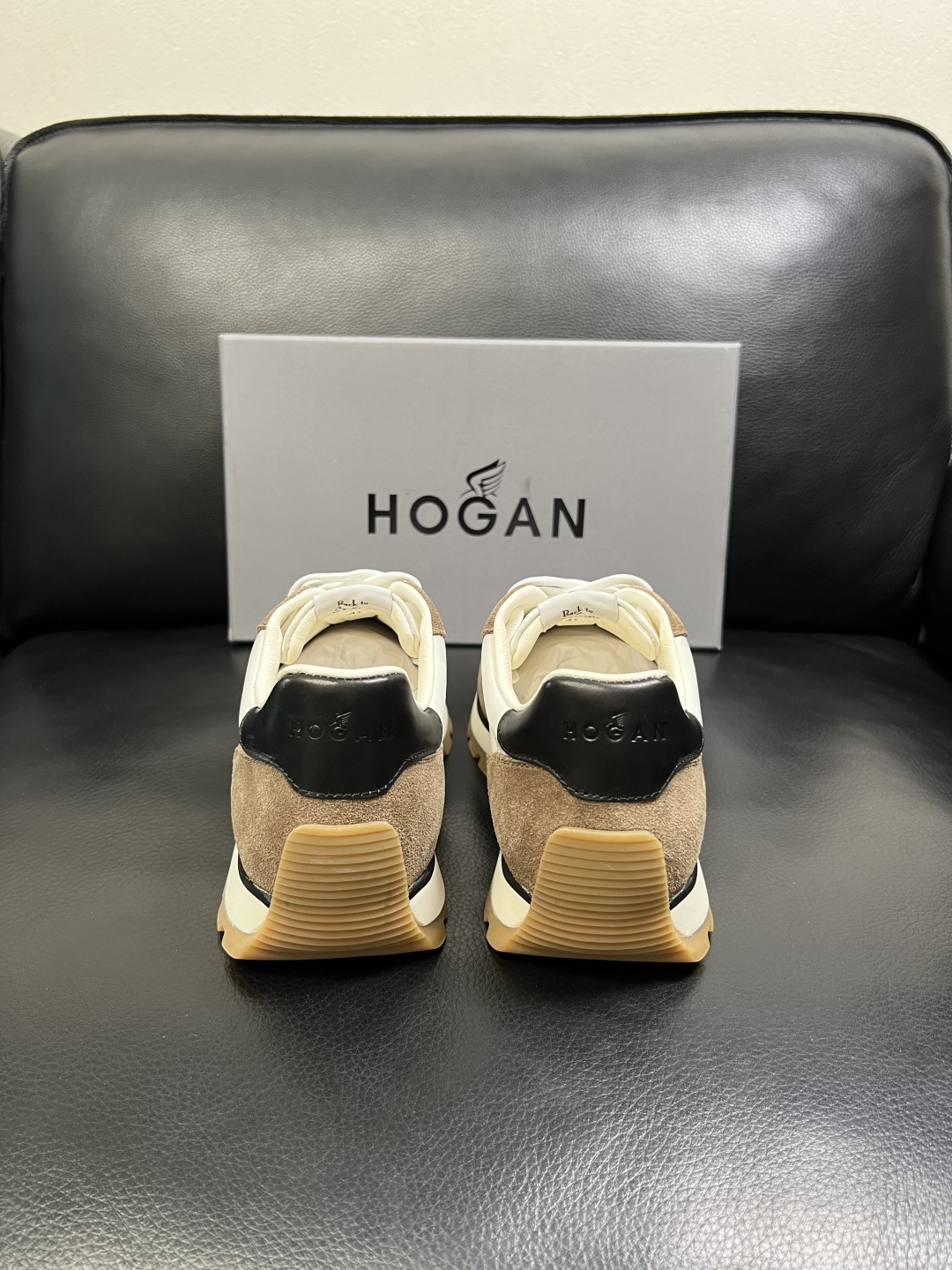 Hogan 高品质 顶级工艺品，霍根 专柜同步，原厂配置意大利进口牛皮面料，进口牛皮内里垫，透气舒适，鞋